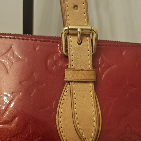 Louis Vuitton Bedford Shoulder Bag – Vernis Monogram – Red ✨ - Picture 4 of 16